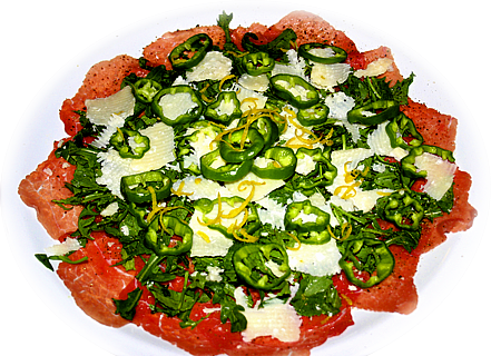 Carpaccio di Manzo con Rucola, Peperoni, Scaglie di Parmigiano e buccia di  limone